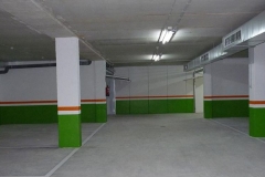 Garaje con zocalo verde, raya roja y paredes en gris