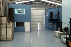 Nave suelo gris y paredes azules