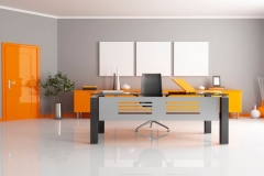 Sala naranja en tonos grises