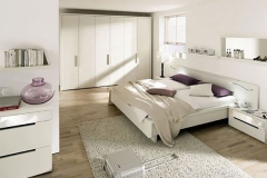 Dormitorio blanco con tarima blanca