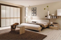 Dormitorio color crema con tarima de pino