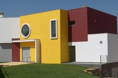 Chalet colores blanco, amarillo y marron oscuro