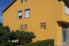 Fachada con colores tierra