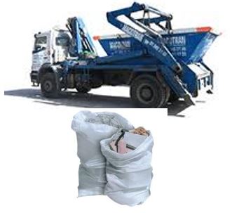 Camión con contenedor y dos sacos de basura Camión transportando un contenedor vacío de basura y 2 sacos de obra procedente de demoliciones