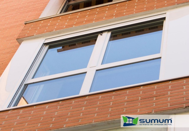 Ventanas mirador de PVC en fachada de ladrillo, Sumum (Arcolinea, s.l.)