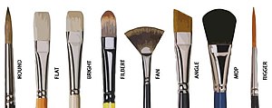 Varias clases de pinceles de pintor. (Arcolinea)