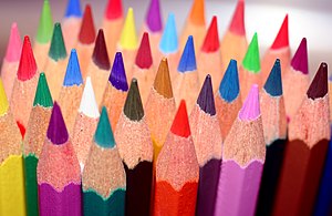 Lápices de colores. Muestra la imagen de lápices de colores con punta. (Arcolinea)