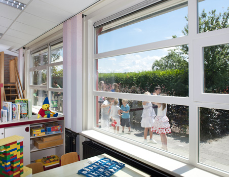 Ventanas abatibles Zendow#neo de PVC en escuela.