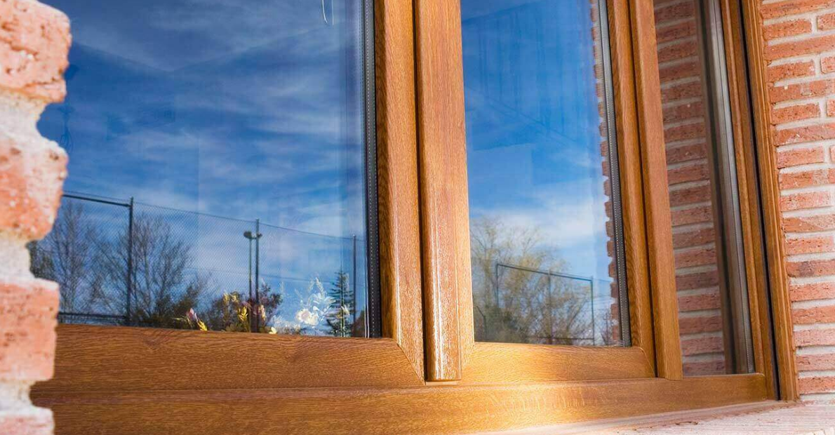 Ventana abatible de PVC color madera.